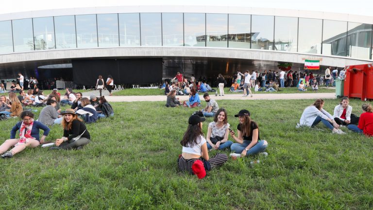 étudiants devant le Learning Center